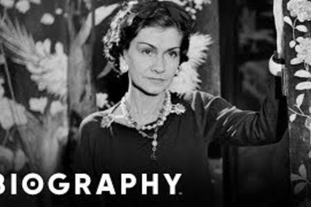 Coco Chanel gründete Anfang der 1910er Jahre das Modehaus Chanel und prägte mit ihren Entwürfen die Modegeschichte