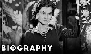 Coco Chanel gründete Anfang der 1910er Jahre das Modehaus Chanel und prägte mit ihren Entwürfen die Modegeschichte. Coco Chanel gründete Anfang der 1910er Jahre das Modehaus Chanel und prägte mit ihren Entwürfen die Modegeschichte