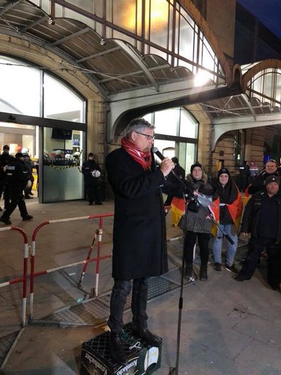 Matthias Matussek: Ich bin nicht mehr Willens, mich durch den Vorwurf des Rechtsradikalismus einschuechtern zu lassen, auf der Demo, Merkel muss weg, in Hamburg