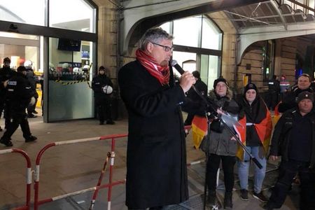 Matthias Matussek: Ich bin nicht mehr Willens, mich durch den Vorwurf des Rechtsradikalismus einschuechtern zu lassen, auf der Demo, Merkel muss weg, in Hamburg