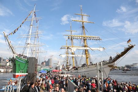 Viele Besucher kommen vor allem wegen der historischen Segelschiffe nach Hamburg