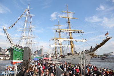 Viele Besucher kommen vor allem wegen der historischen Segelschiffe nach Hamburg