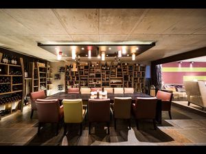 Im Hotel Weinmesser in Schenna haben Liebhaber die Wahl aus über 600 Sorten. Der Schwerpunkt liegt auf Tropfen aus Südtirol, auch bei den privaten Dinner-Veranstaltungen im hauseigenen Verkostungsraum Im Hotel Weinmesser in Schenna haben Liebhaber die Wahl aus über 600 Sorten. Der Schwerpunkt liegt auf Tropfen aus Südtirol, auch bei den privaten Dinner-Veranstaltungen im hauseigenen Verkostungsraum