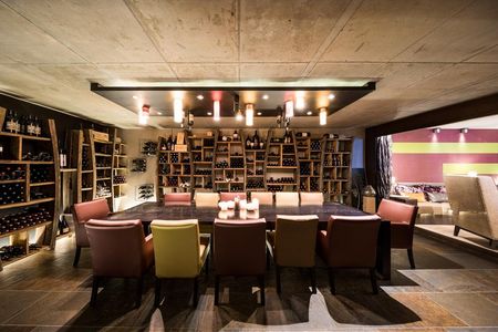 Im Hotel Weinmesser in Schenna haben Liebhaber die Wahl aus über 600 Sorten. Der Schwerpunkt liegt auf Tropfen aus Südtirol, auch bei den privaten Dinner-Veranstaltungen im hauseigenen Verkostungsraum