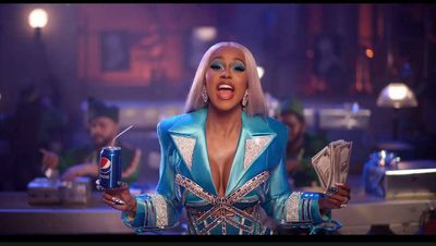 Pepsi und Cardi B erzaehlen im aktuellen Spot ein Weihnachtsmaerchen in hollywoodreifer Kulisse