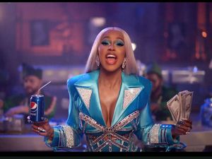 Pepsi und Cardi B erzaehlen im aktuellen Spot ein Weihnachtsmaerchen in hollywoodreifer Kulisse Pepsi und Cardi B erzaehlen im aktuellen Spot ein Weihnachtsmaerchen in hollywoodreifer Kulisse