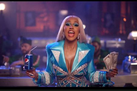 Pepsi und Cardi B erzaehlen im aktuellen Spot ein Weihnachtsmaerchen in hollywoodreifer Kulisse
