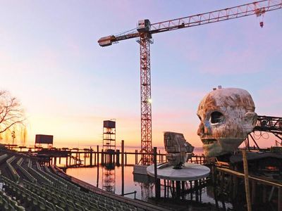 Waehrend der Bregenzer Festspiele 2019 steht auf der Seebuehne Giuseppe Verdis Rigoletto auf dem Programm, im Buehnenbild als hoelzerner Clownskopf dargestellt
