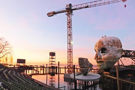 Waehrend der Bregenzer Festspiele 2019 steht auf der Seebuehne Giuseppe Verdis Rigoletto auf dem Programm, im Buehnenbild als hoelzerner Clownskopf dargestellt