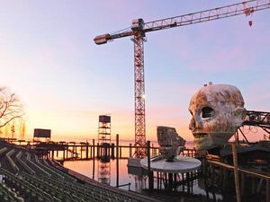 Waehrend der Bregenzer Festspiele 2019 steht auf der Seebuehne Giuseppe Verdis Rigoletto auf dem Programm, im Buehnenbild als hoelzerner Clownskopf dargestellt Waehrend der Bregenzer Festspiele 2019 steht auf der Seebuehne Giuseppe Verdis Rigoletto auf dem Programm, im Buehnenbild als hoelzerner Clownskopf dargestellt