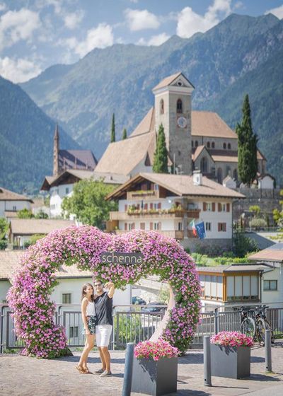 Das große Blumenherz ist einer der beliebtesten Foto-Hotspots in der Südtiroler Gemeinde Schenna oberhalb von Meran
