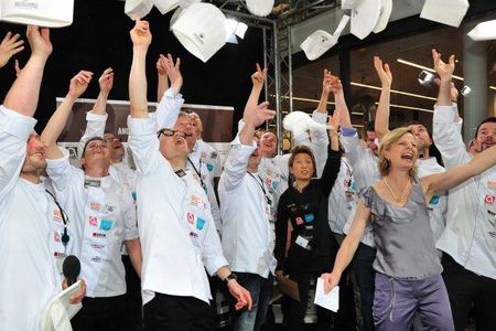 Als Gewinner des Vorfinales in Hamburg wird übrigens Enrico Back, Souschef von Spitzen- und Sternekoch Ronny Siewert im Grand-Hotel Heiligendamm, zum Finale nach Köln reisen. Die Sieger jubeln mit der Jury - 3.v.l.: Enrico Back