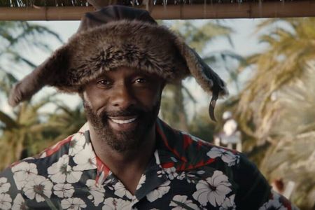 Idris Elba im letztjährigen Super-Bowl-Spot für Booking