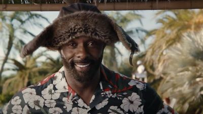 Idris Elba im letztjährigen Super-Bowl-Spot für Booking