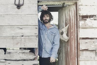 Konzert Folk: Angus Stone ist im Februar auf intimer "Broken Brights"-Clubtour, auf der er die Zuhörer auf eine musikalische Reise entführt