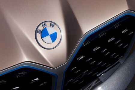 BMW fuehrt digitales Markenlogo ein