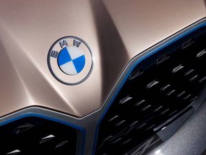 BMW fuehrt digitales Markenlogo ein BMW fuehrt digitales Markenlogo ein