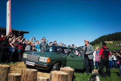 Den originalen Film Mercedes praesentieren Schauspieler Hans Sigl und Kollegen beim Bergdoktor Bergfest in der Erlebniswelt Hexenwasser in Soell Hohe Salve am Wilden Kaiser in Tirol
