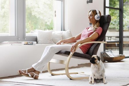 So entspannt geht heute Massage. Der Relaxsessel plus Massage von Medisana macht es moeglich, und auch der Mops ist dabei ganz entspannt