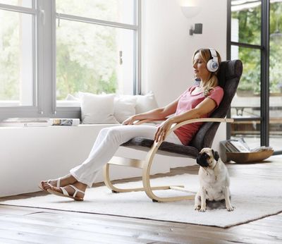 So entspannt geht heute Massage. Der Relaxsessel plus Massage von Medisana macht es moeglich, und auch der Mops ist dabei ganz entspannt
