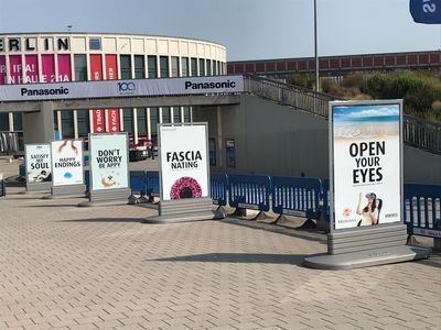 Mit diesen Plakaten am Eingang zur IFA erregte Medisana Aufmerksamkeit