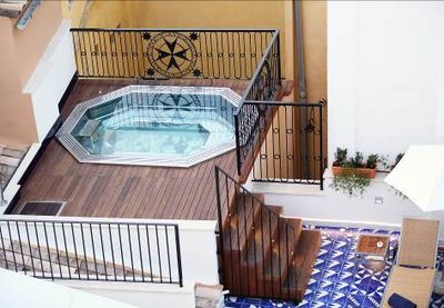 Abkuehlung an heißen Tagen gibt‘s im Splash Pool auf der Dachterrasse des Hotel Cort, in Palma in auf Mallorca