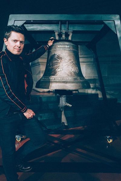 Michael Patrick Kelly mit der Peacebell