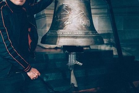 Michael Patrick Kelly mit der Peacebell