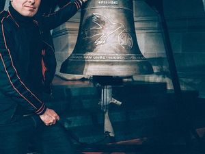 Michael Patrick Kelly mit der Peacebell