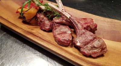 Grillgerichte mit echtem Holzkohle-Aroma stehen neben rohen Koestlichkeiten auf der Karte des neu konzipierten Restaurants Raw & Grill im Hotel Cort in Mallorcas Hauptstadt
