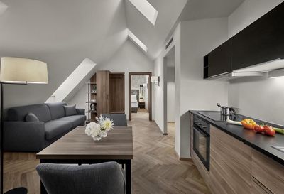 Die Apartments des Hotels Schwarzer Adler Innsbruck sind mit Küchenzeile, Sofa oder Sessel großzügig ausgestattet und daher besonders geeignet für Familien
