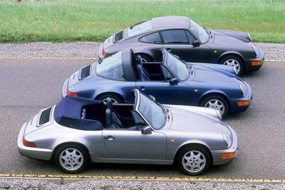 9. Porsche 911 Carrera 4 3.6 Cabriolet, 1990; (vorne: 911 Carrera 4 3.6 Cabriolet; Mitte: 911 Carrera 4 3.6 Targa; hinten: 911 Carrera 4 3.6 Coupé)