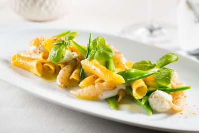Garganelli Kraeutersaidlinge mit Basilikum und Parmesan