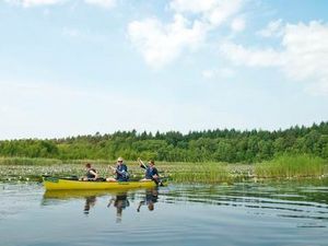 Beim Anpaddeln erkunden aktive Urlauber die abwechslungsreiche und unberuehrte Natur der Mecklenburgischen Seenplatte vom Kanu aus Beim Anpaddeln erkunden aktive Urlauber die abwechslungsreiche und unberuehrte Natur der Mecklenburgischen Seenplatte vom Kanu aus