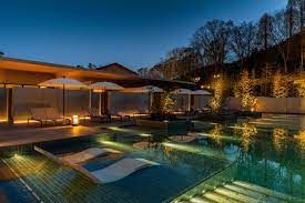 Im Onsen-Thermalbecken des japanischen ROKU KYOTO, LXR Hotels & Resorts vor dem Hintergrund einer bezaubernden Naturlandschaft lassen sich Körper und Seele nachhaltig beleben Im Onsen-Thermalbecken des japanischen ROKU KYOTO, LXR Hotels & Resorts vor dem Hintergrund einer bezaubernden Naturlandschaft lassen sich Körper und Seele nachhaltig beleben