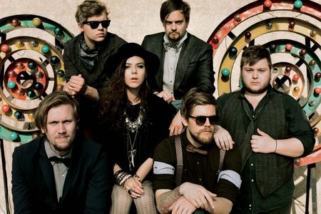 Seit letztem Jahr gilt das Sextett Of Monsters And Men als neueste musikalische Sensation des Inselstaats. Sowohl ihr Debütalbum „My Head Is An Animal“ als auch die Singleauskopplung „Little Talks“ eroberten in ihrer Heimat die Spitzenpositionen der Hitlisten.
