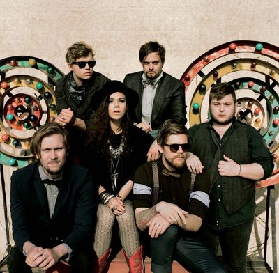 Seit letztem Jahr gilt das Sextett Of Monsters And Men als neueste musikalische Sensation des Inselstaats. Sowohl ihr Debütalbum „My Head Is An Animal“ als auch die Singleauskopplung „Little Talks“ eroberten in ihrer Heimat die Spitzenpositionen der Hitlisten.