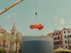 Der einst graue Fiat funkelt nach seinem Farbbad wie ein frischer Aperol Spritz in der Sonne Der einst graue Fiat funkelt nach seinem Farbbad wie ein frischer Aperol Spritz in der Sonne