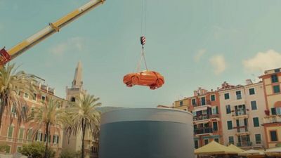 Der einst graue Fiat funkelt nach seinem Farbbad wie ein frischer Aperol Spritz in der Sonne