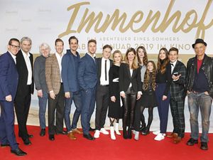 Auf dem Foto: Holger Fuchs, Frank Meiling, Nikolaus Prediger, Herbert L. Kloiber, Max von Thun, Benjamin Trinks, Rafael Gareisen, Valerie Huber, Sharon von Wietersheim, Leia Holtwick, Ella Päffgen, Laura Berlin, Moritz Bäckerling und Heiner Lauterbach