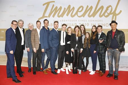 Auf dem Foto: Holger Fuchs, Frank Meiling, Nikolaus Prediger, Herbert L. Kloiber, Max von Thun, Benjamin Trinks, Rafael Gareisen, Valerie Huber, Sharon von Wietersheim, Leia Holtwick, Ella Päffgen, Laura Berlin, Moritz Bäckerling und Heiner Lauterbach