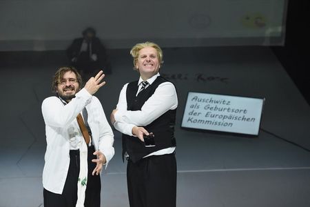 Hermann Schmidt-Rahmers Inszenierung nach dem Bestseller-Roman von Robert Menasse am Schauspiel Essen