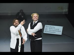 Hermann Schmidt-Rahmers Inszenierung nach dem Bestseller-Roman von Robert Menasse am Schauspiel Essen Hermann Schmidt-Rahmers Inszenierung nach dem Bestseller-Roman von Robert Menasse am Schauspiel Essen