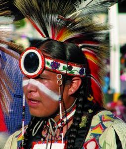 ausstellung in Dresden: Crow Fair - Powwow bei den Crow Indianern Montanas bis zum 9.6.2013 im Völkermuseum Herrnhut