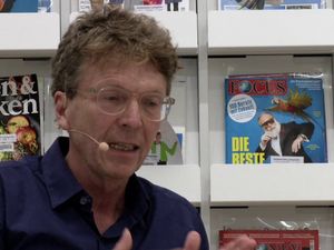 Vier neue Buchbesprechungen von Soenke C. Weiss, es beginnt mit Die Leben der Elena Silber von  Alexander Osang