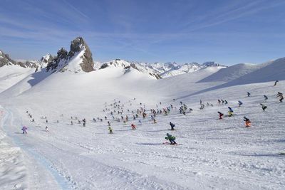 Die ersten Meter beim spektakulaeren Abfahrtsrennen Der weisse Rausch im oesterreichischen St. Anton am Arlberg
