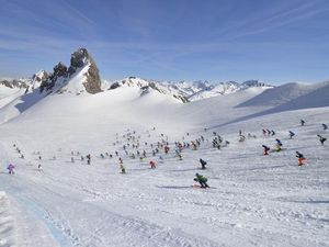 Die ersten Meter beim spektakulaeren Abfahrtsrennen Der weisse Rausch im oesterreichischen St. Anton am Arlberg Die ersten Meter beim spektakulaeren Abfahrtsrennen Der weisse Rausch im oesterreichischen St. Anton am Arlberg
