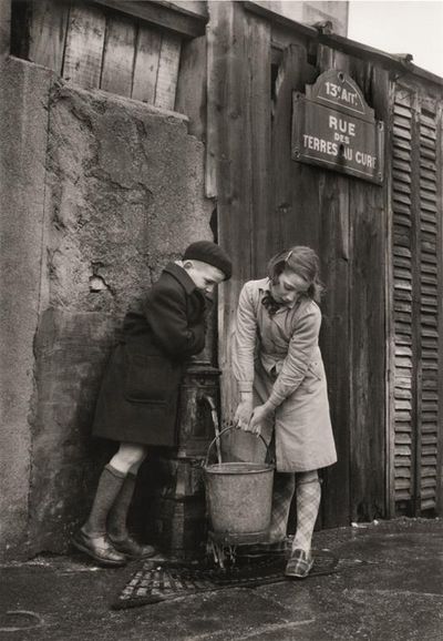 Sabine Weiss, Rue des Terres au Curé, Paris, 1954