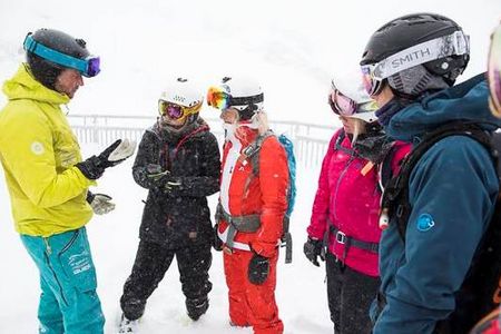 Lagebesprechung mit dem Profi bei den Snow und Safety Days im Titlis Skigebiet oberhalb von Engelberg in der Zentralschweiz
