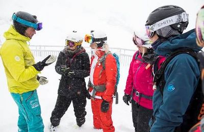Lagebesprechung mit dem Profi bei den Snow und Safety Days im Titlis Skigebiet oberhalb von Engelberg in der Zentralschweiz